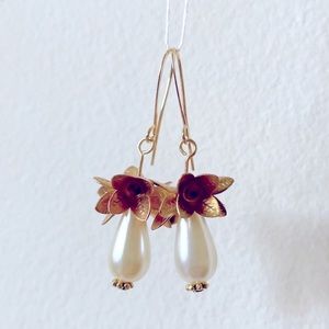 NEW Pearl and gold flower earrings